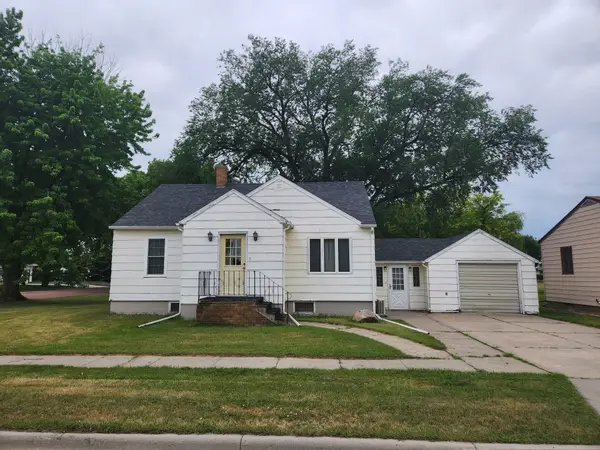 407 S 3rd St, Parkston, SD 57366