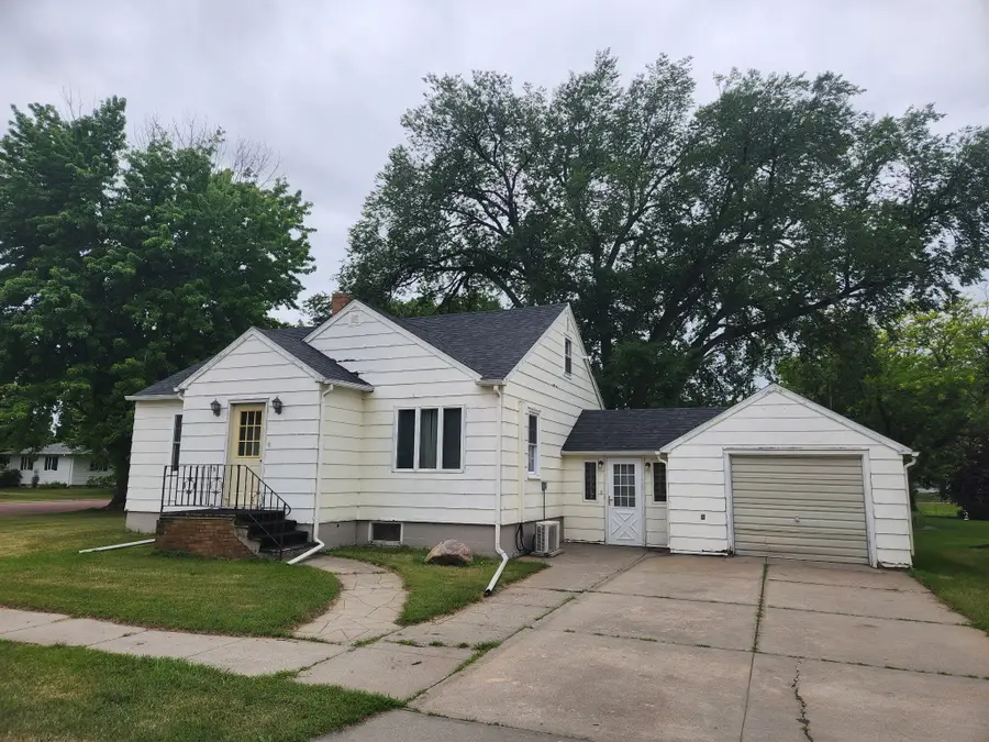407 S 3rd St, Parkston, SD 57366 - #2