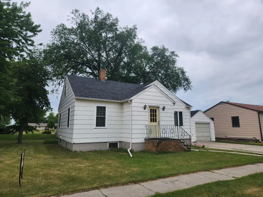 407 S 3rd St, Parkston, SD 57366 - #3