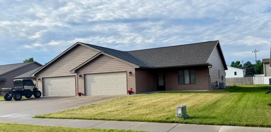 909-911 W 16th Ave, Mitchell, SD 57301 - #2