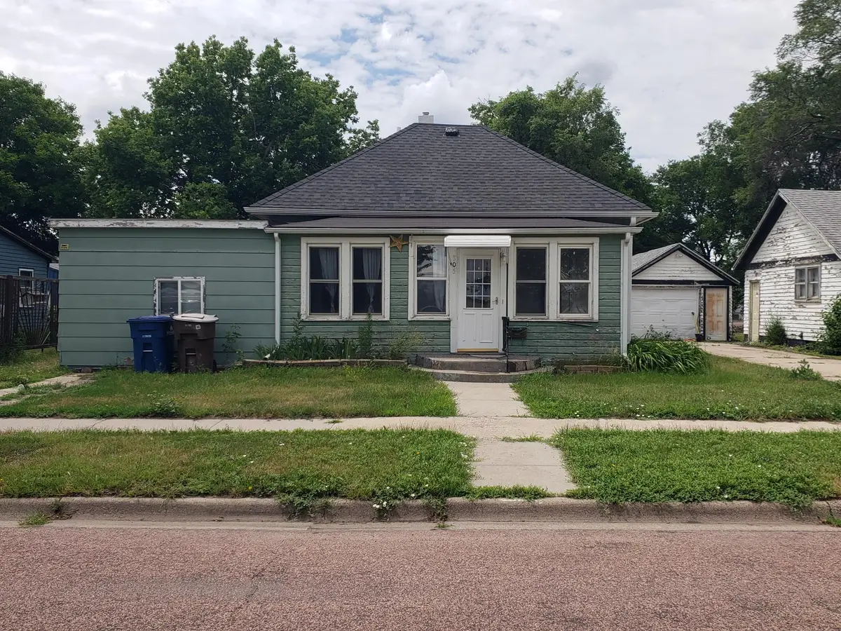 805 N Duff St, Mitchell, SD 57301 - #1