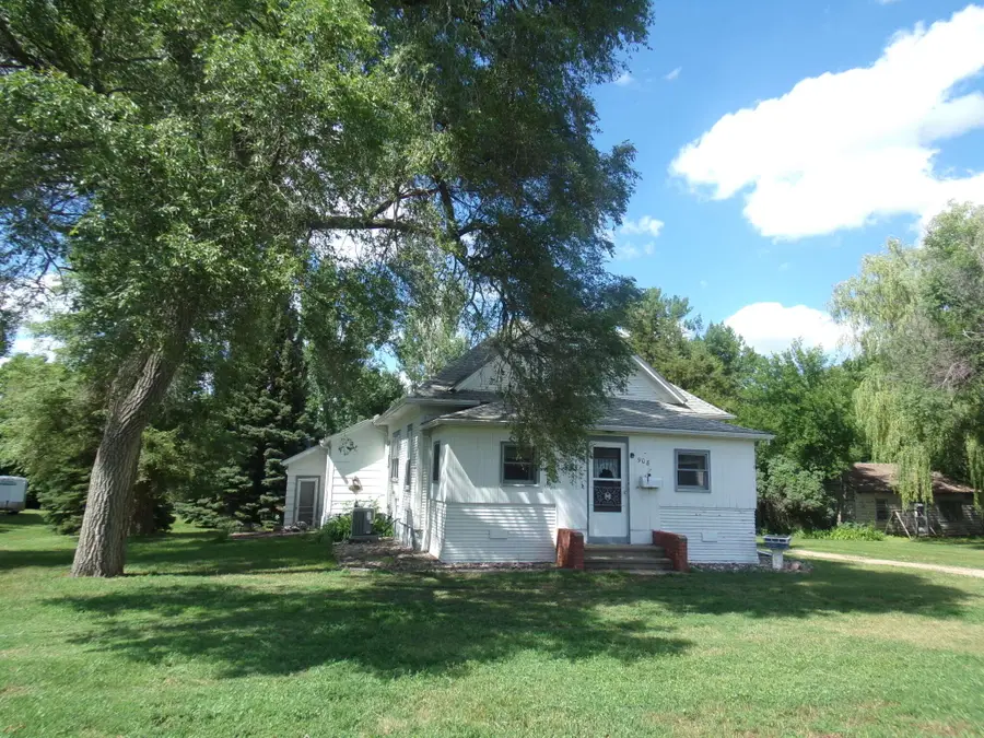 908 W Hanson Ave, Mitchell, SD 57301 - #2