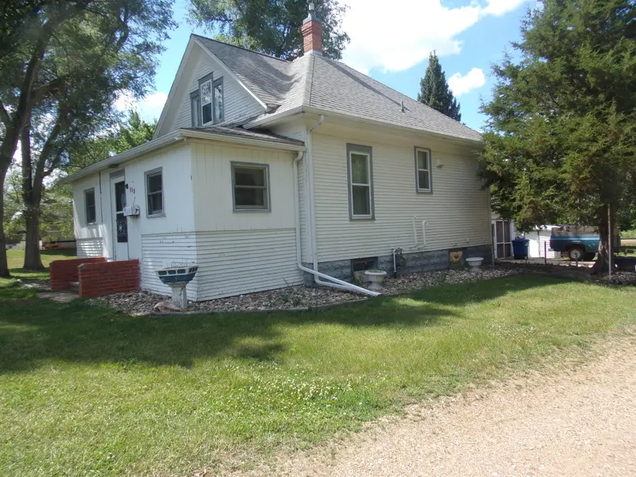 908 W Hanson Ave, Mitchell, SD 57301 - #3