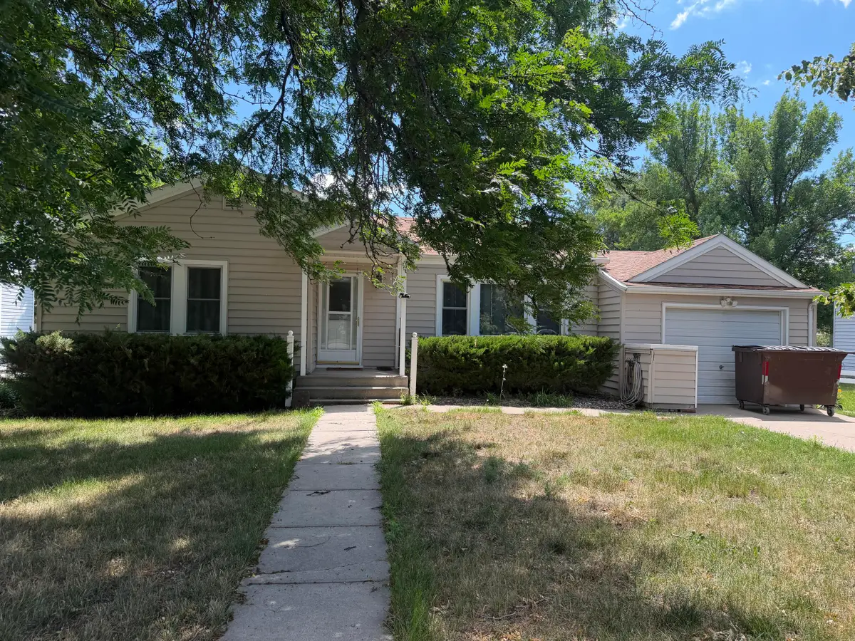 1116 S Main St, Mitchell, SD 57301 - #1