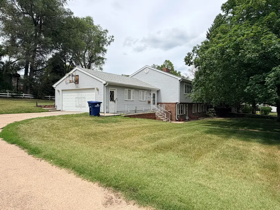 417 S Iowa St, Mitchell, SD 57301 - #2