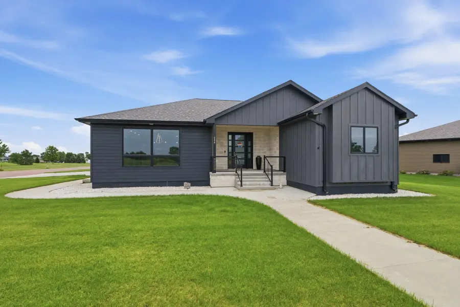 604 Doris Dr, Mitchell, SD 57301 - #2
