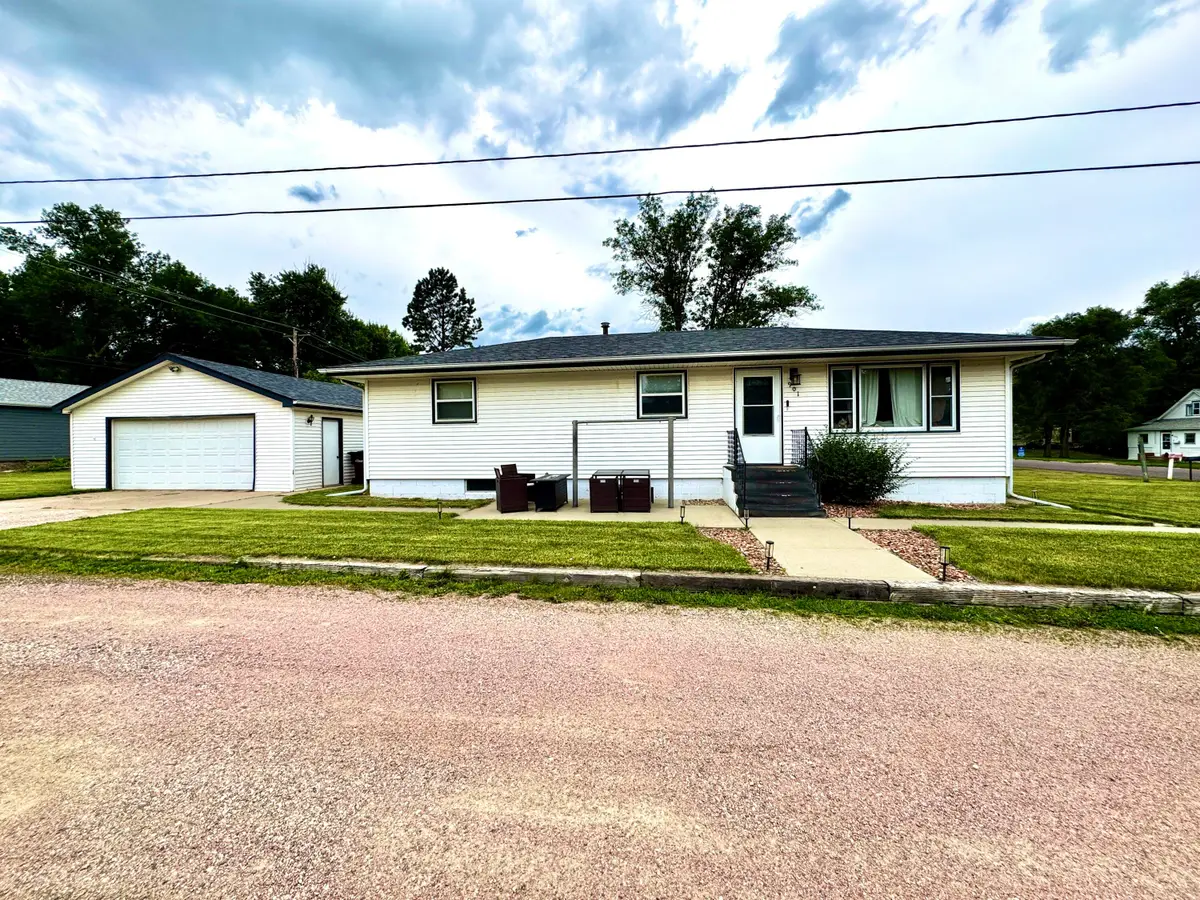 901 W Hanson Ave, Mitchell, SD 57301 - #1