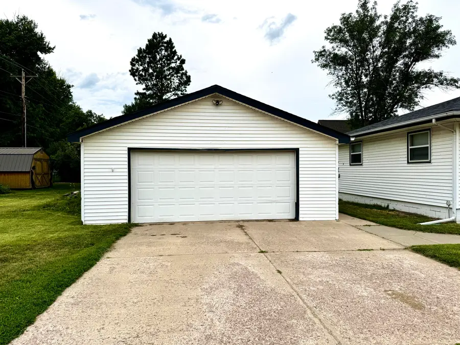 901 W Hanson Ave, Mitchell, SD 57301 - #3