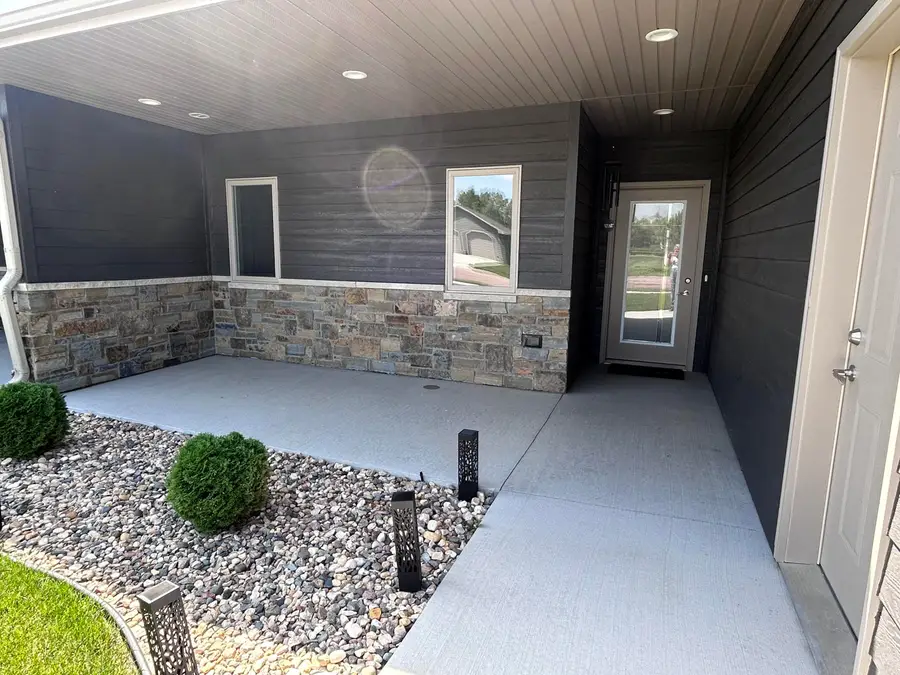 2823 Cottonwood Cir, Mitchell, SD 57301 - #2