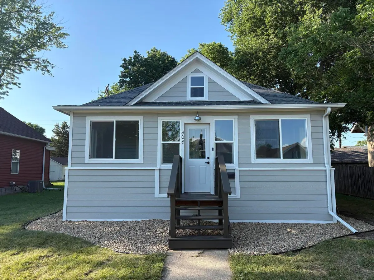 808 E 4th Ave, Mitchell, SD 57301 - #1