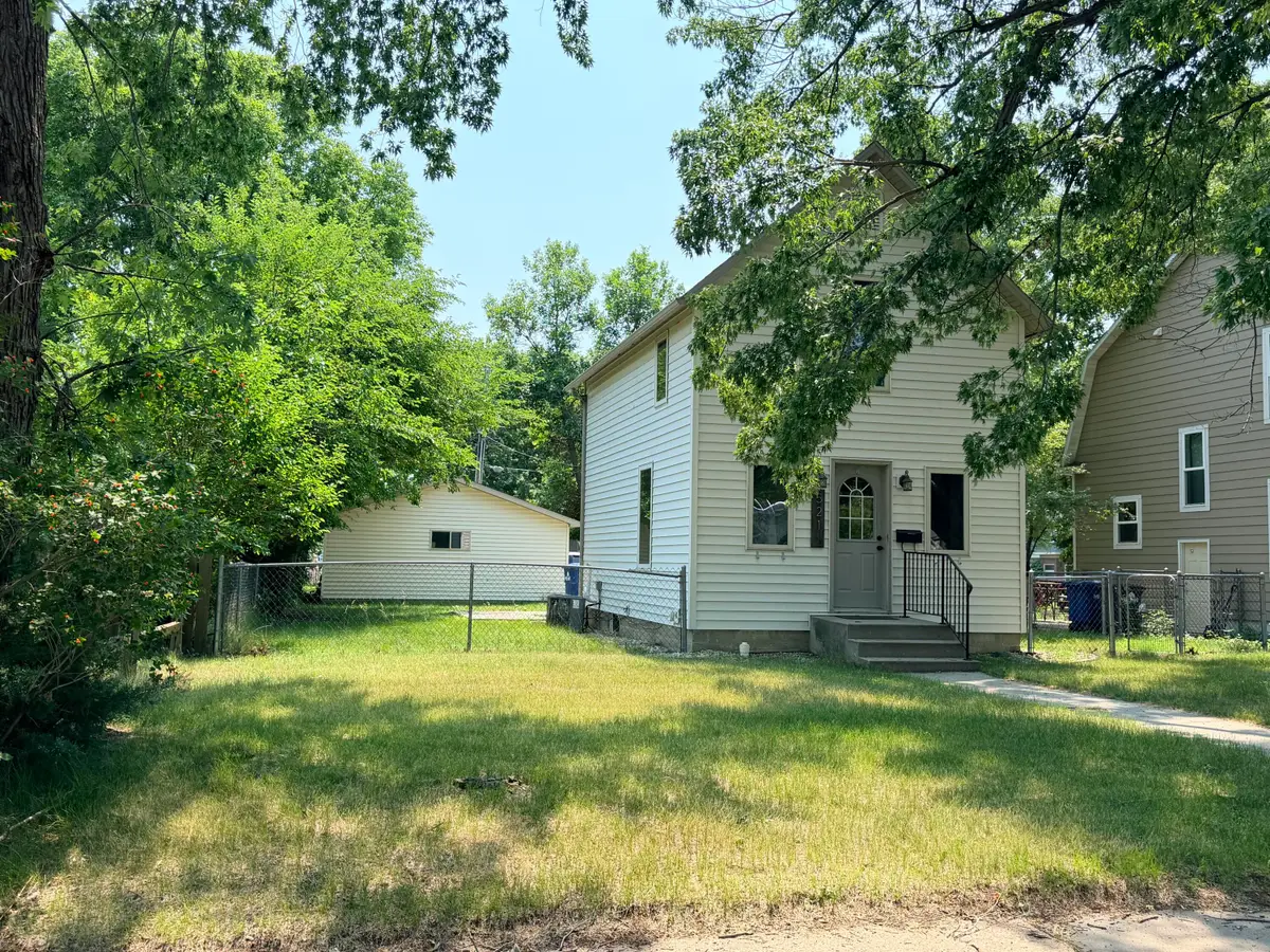 521 W 11th Ave, Mitchell, SD 57301 - #1