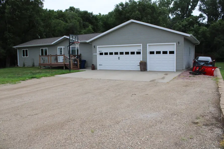 2525 Anthony Ave, Mitchell, SD 57301 - #2