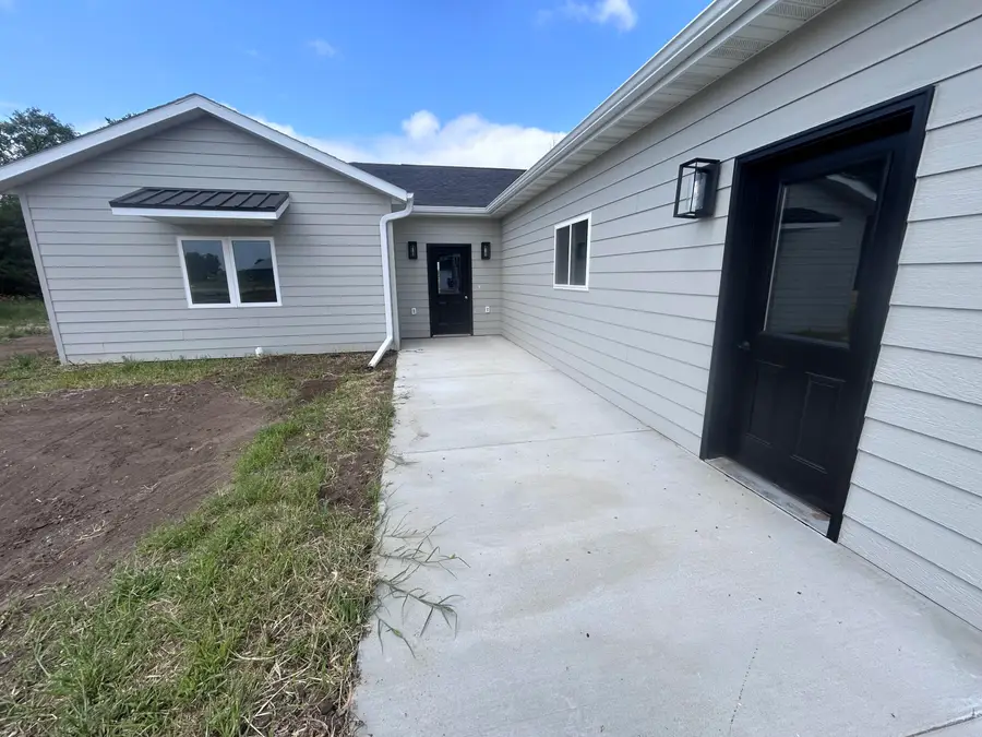 1145 Woods Cir, Mitchell, SD 57301 - #2