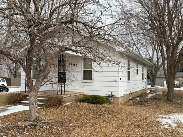1200 S Rowley St, Mitchell, SD 57301 - #2