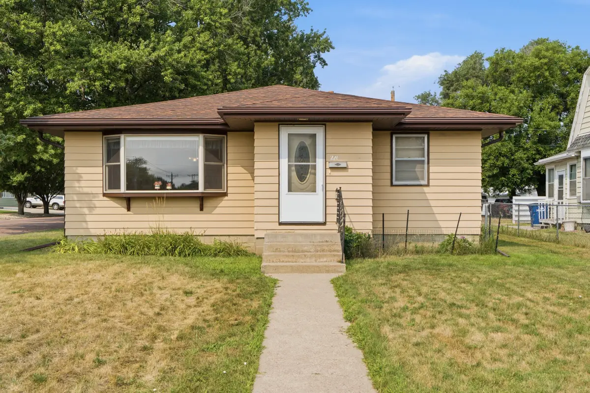 221 S Montana St, Mitchell, SD 57301 - #1