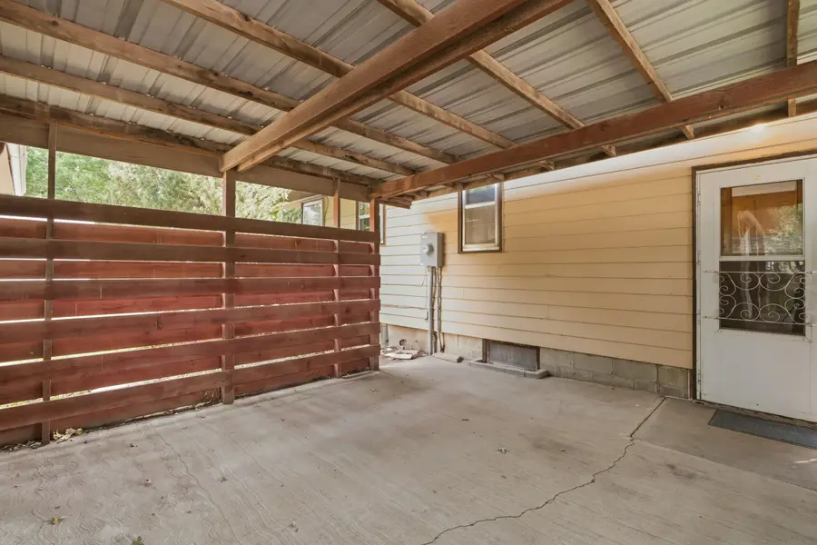 221 S Montana St, Mitchell, SD 57301 - #2