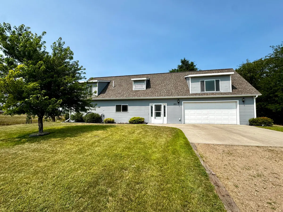 201 E 7th St, Plankinton, SD 57368 - #1
