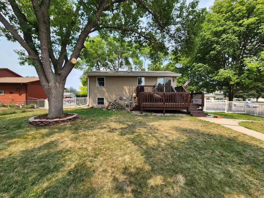 1521 E Hanson Ave, Mitchell, SD 57301 - #2