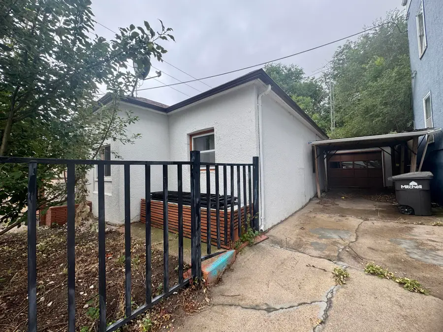 113 W 6th Ave, Mitchell, SD 57301 - #2