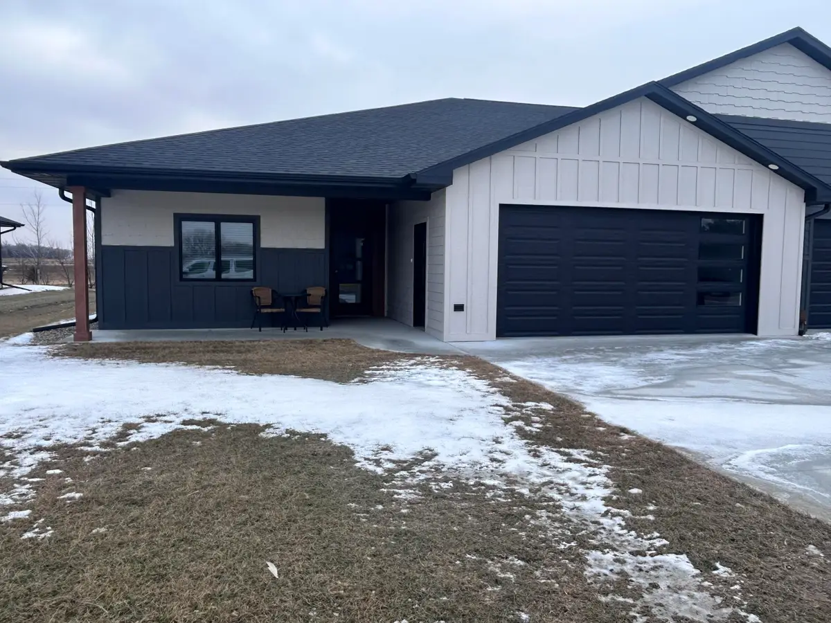 2802 Cottonwood Cir, Mitchell, SD 57301 - #1