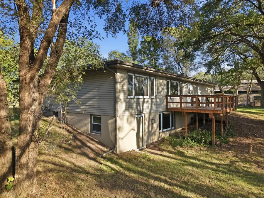 1607 Westview Dr, Mitchell, SD 57301 - #2