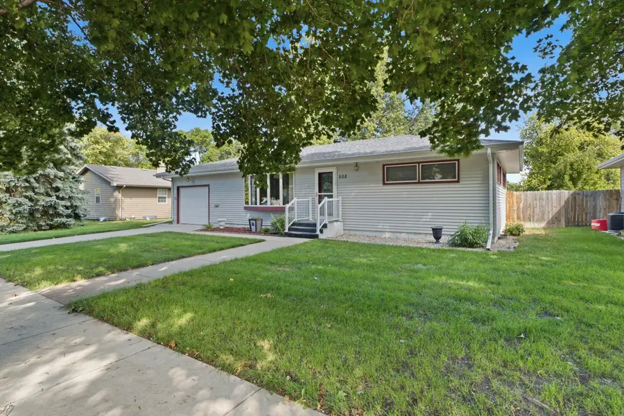 508 S Juanita St, Mitchell, SD 57301 - #2