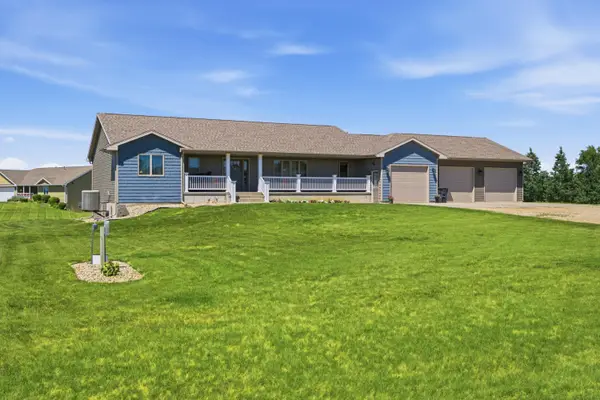 40686 Sunrise Ridge Dr, Mitchell, SD 57301