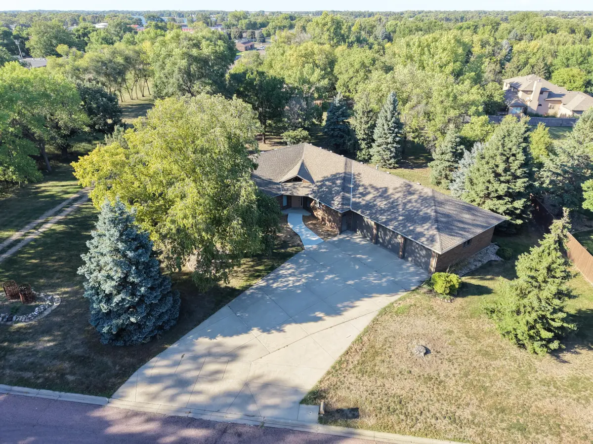 324 Fairoaks Ave, Mitchell, SD 57301 - #1