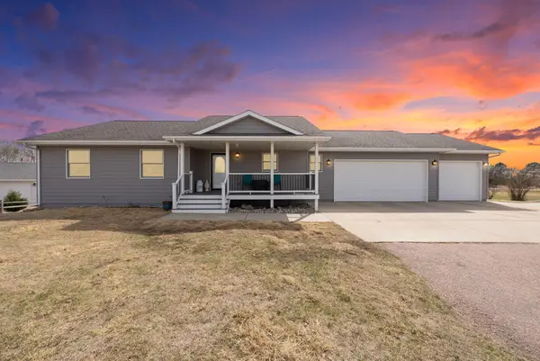403 Meadowlark Ln, Montrose, SD 57048