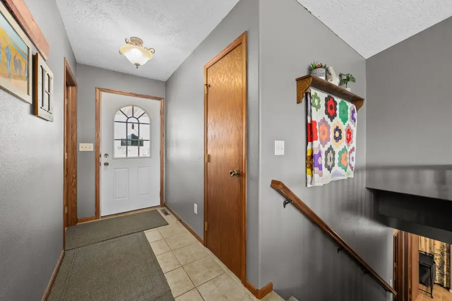 403 Meadowlark Ln, Montrose, SD 57048 - #2