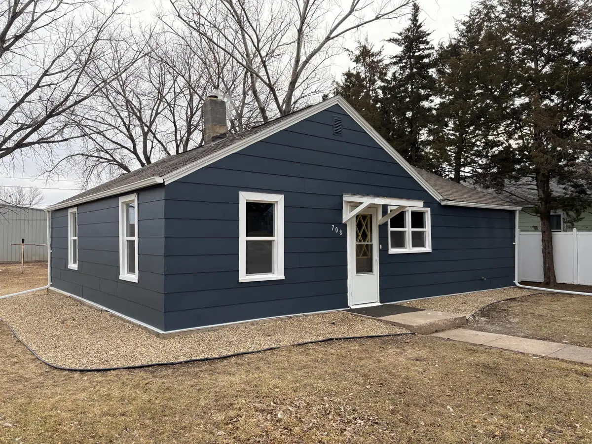 708 S Davison St, Mitchell, SD 57301 - #1