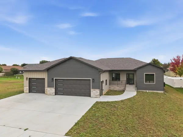 1517 Torrey Pines Ave, Mitchell, SD 57301