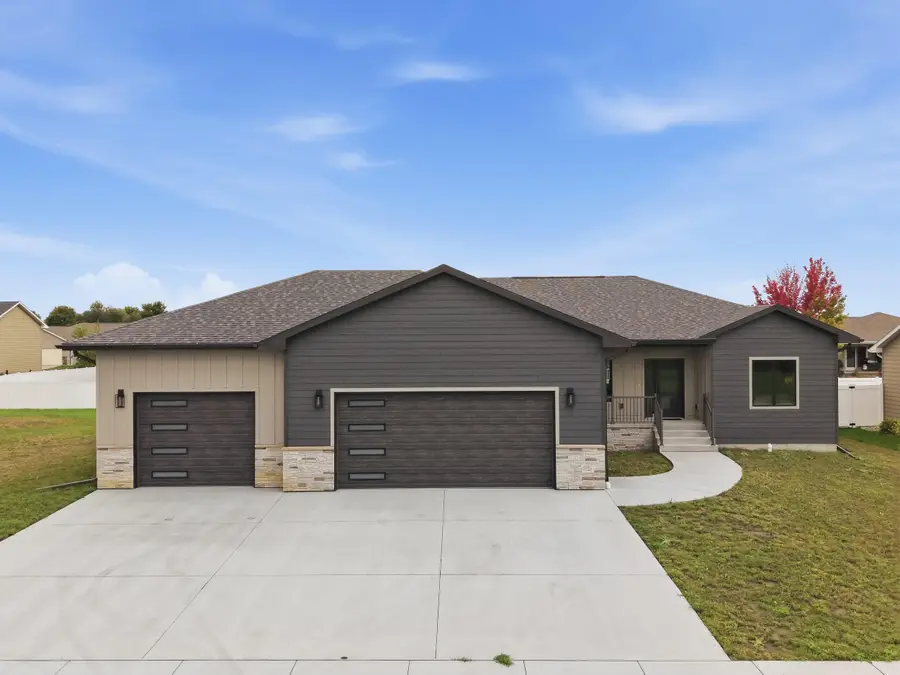 1517 Torrey Pines Ave, Mitchell, SD 57301 - #2