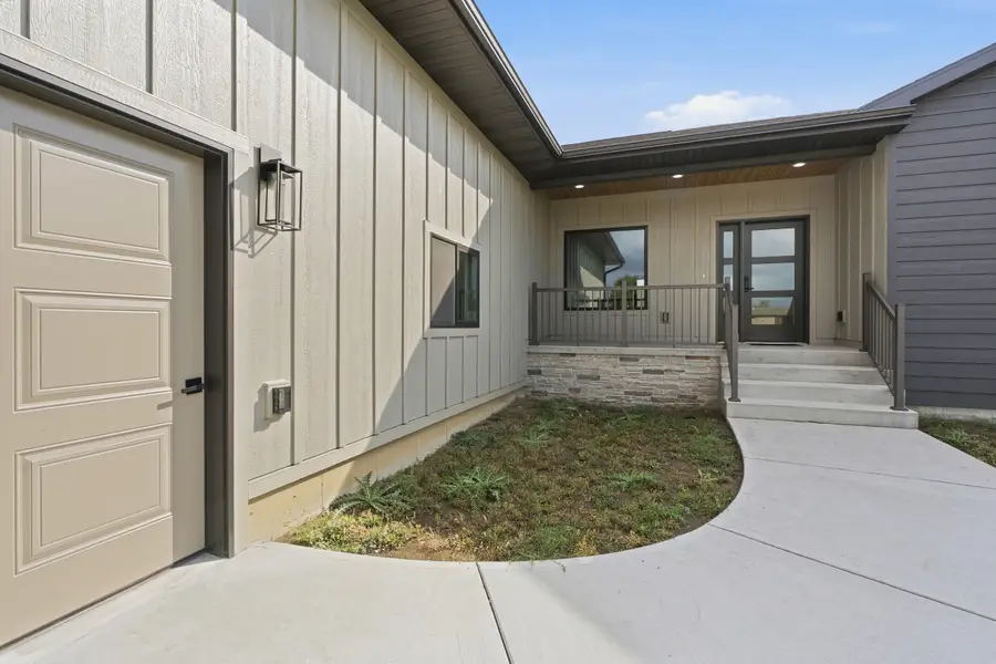 1517 Torrey Pines Ave, Mitchell, SD 57301 - #3
