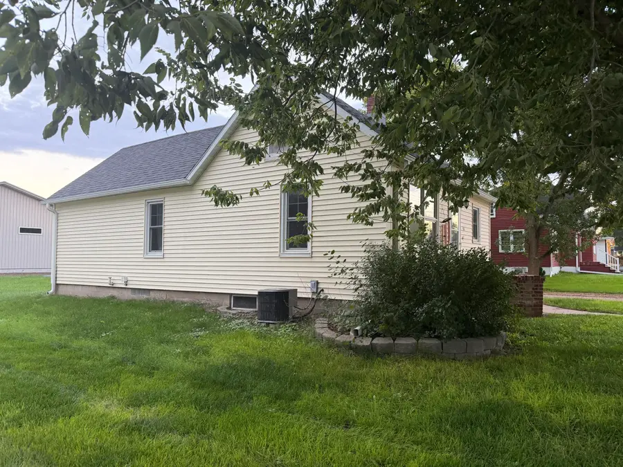 504 S 1st St, Parkston, SD 57366 - #2