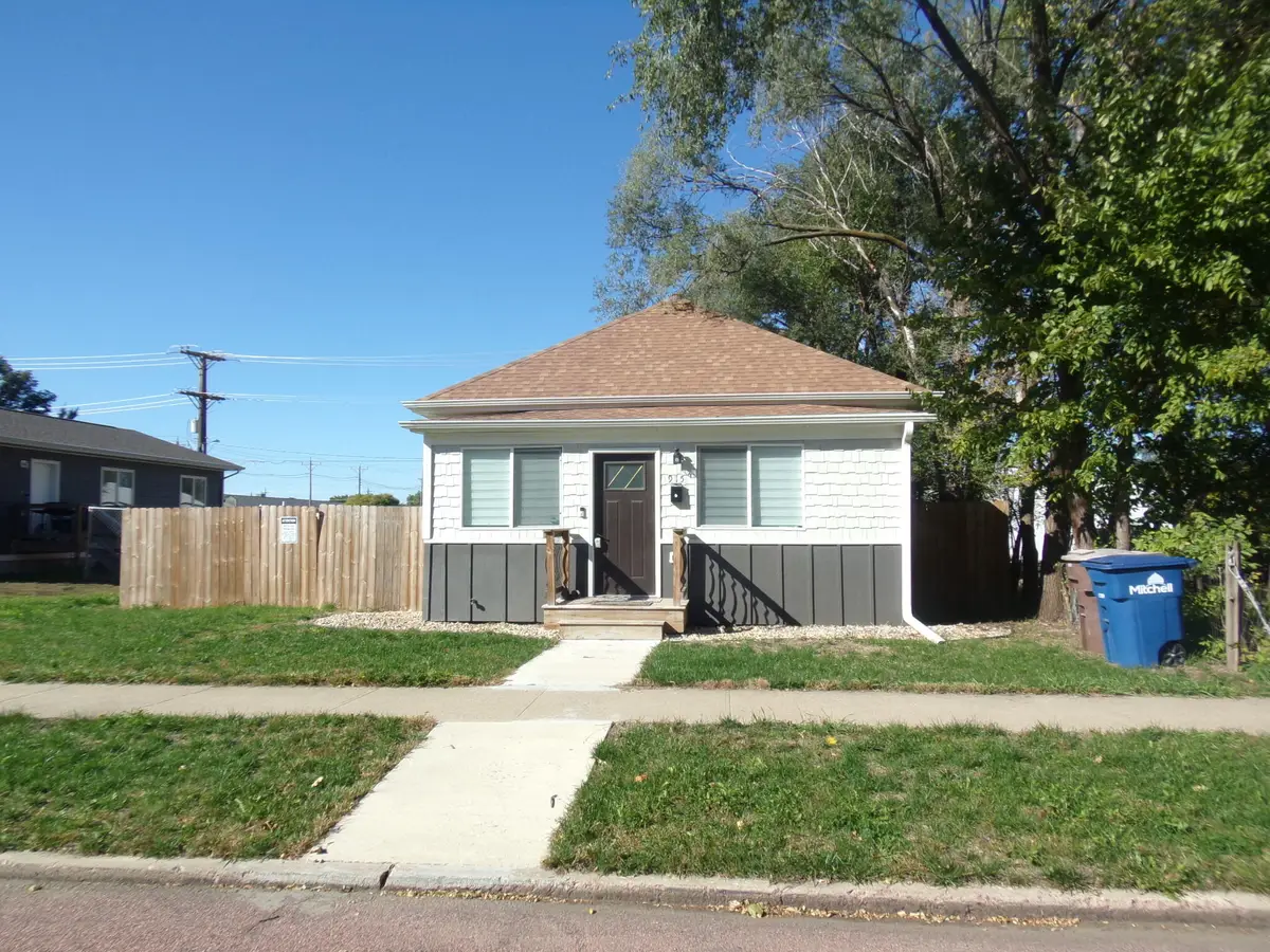 915 N Lawler St, Mitchell, SD 57301 - #1