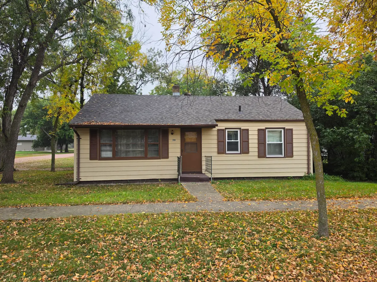 209 E 2nd St, Plankinton, SD 57368 - #1