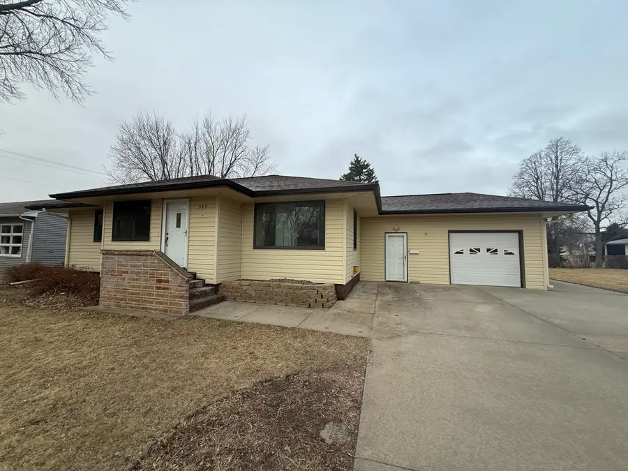 505 S Third St, Parkston, SD 57366 - #3