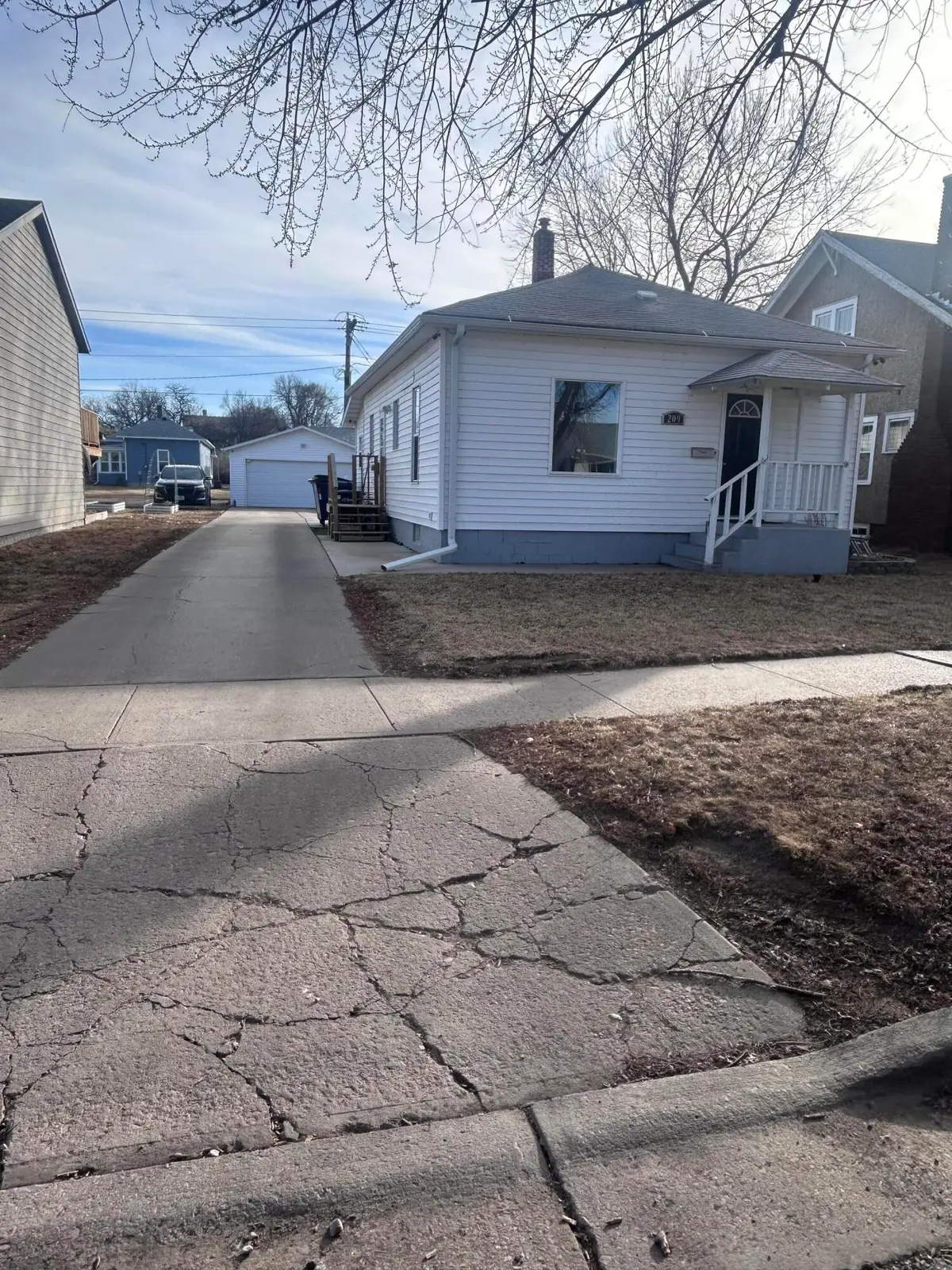 209 E 7th Ave, Mitchell, SD 57301 - #1