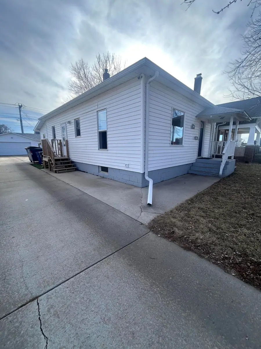 209 E 7th Ave, Mitchell, SD 57301 - #3