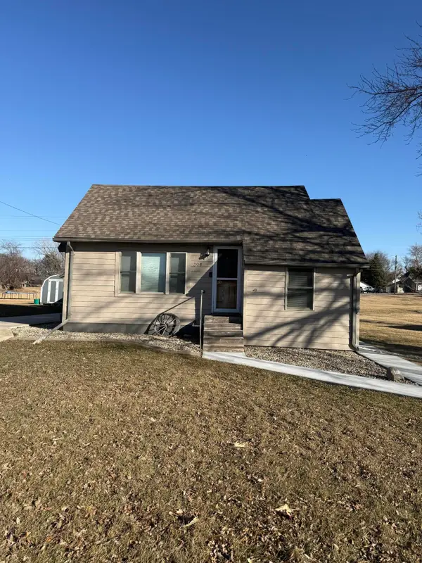 308 N 4th St, Parkston, SD 57366