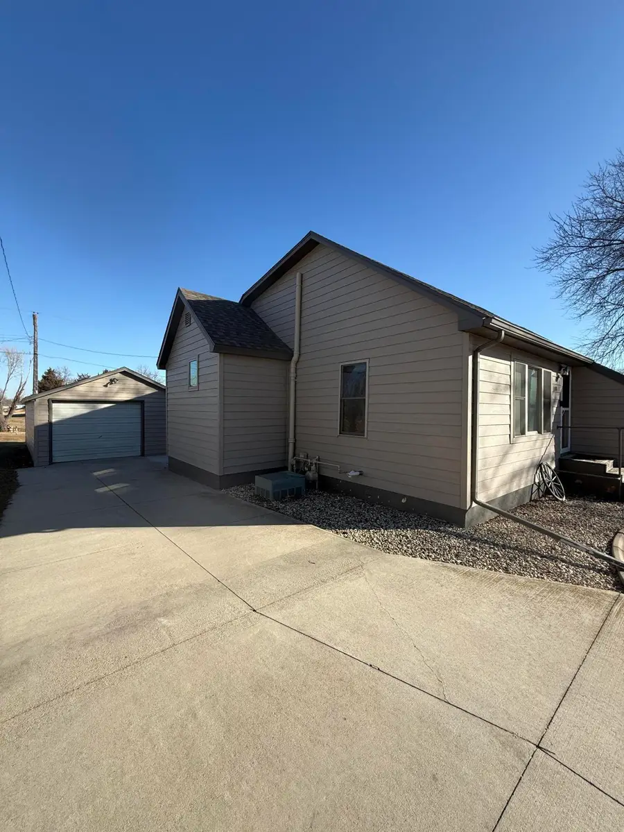 308 N 4th St, Parkston, SD 57366 - #3