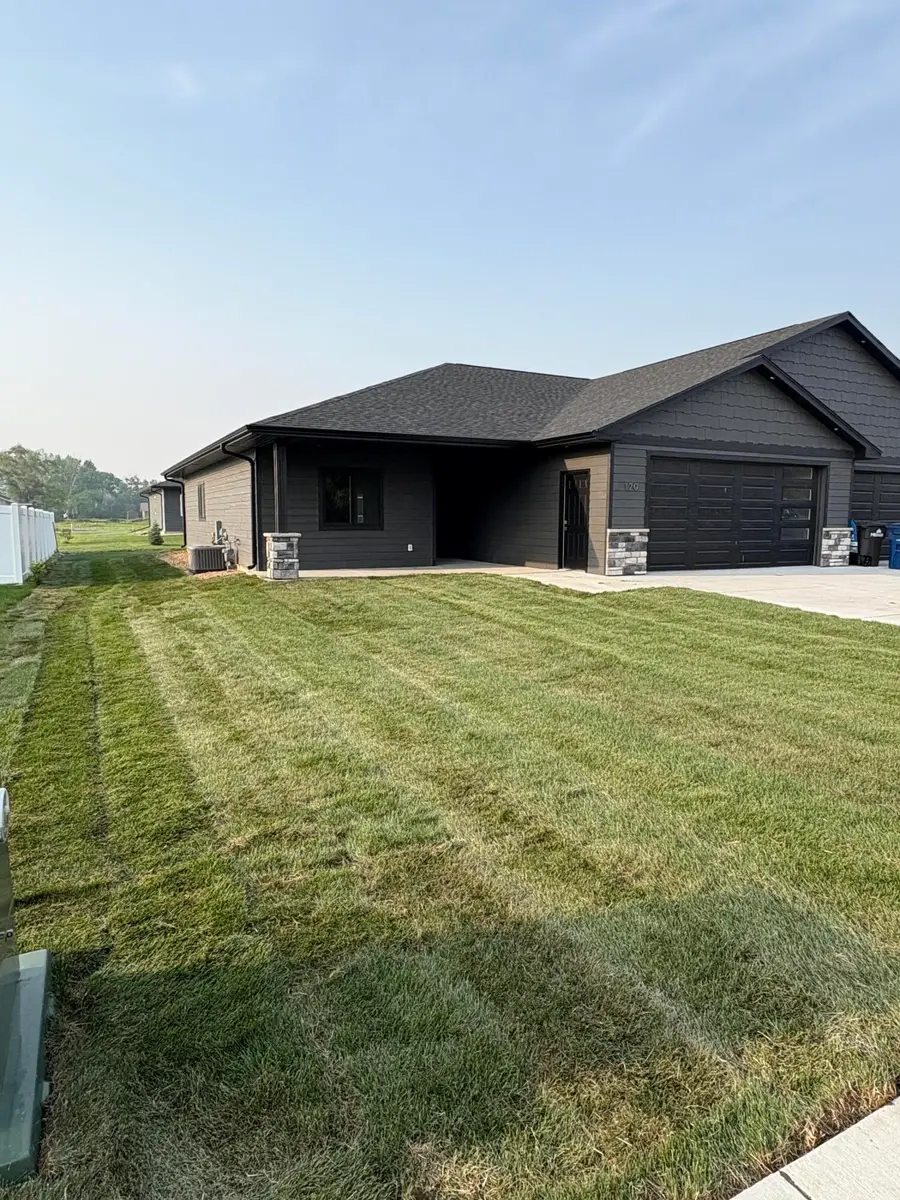 1120 Carl Rd, Mitchell, SD 57301 - #2