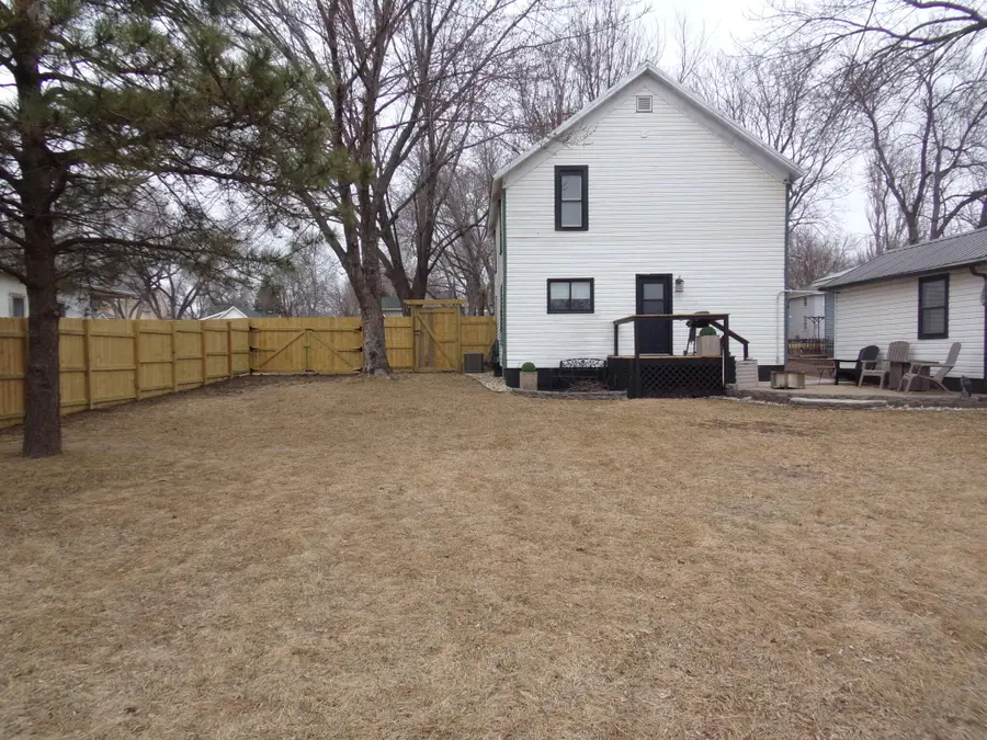 1015 W 3rd Ave, Mitchell, SD 57301 - #2