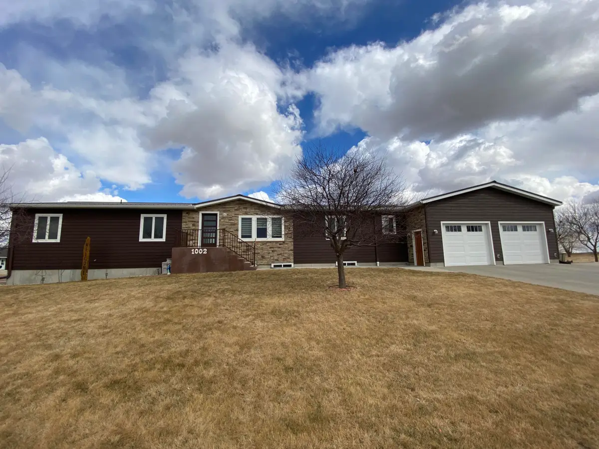 1002 S 4th St, Parkston, SD 57366 - #1