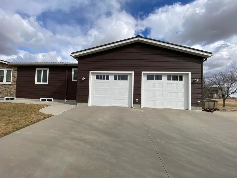 1002 S 4th St, Parkston, SD 57366 - #2