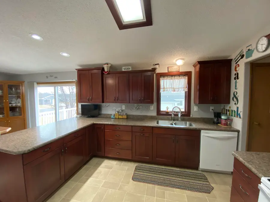 1002 S 4th St, Parkston, SD 57366 - #3