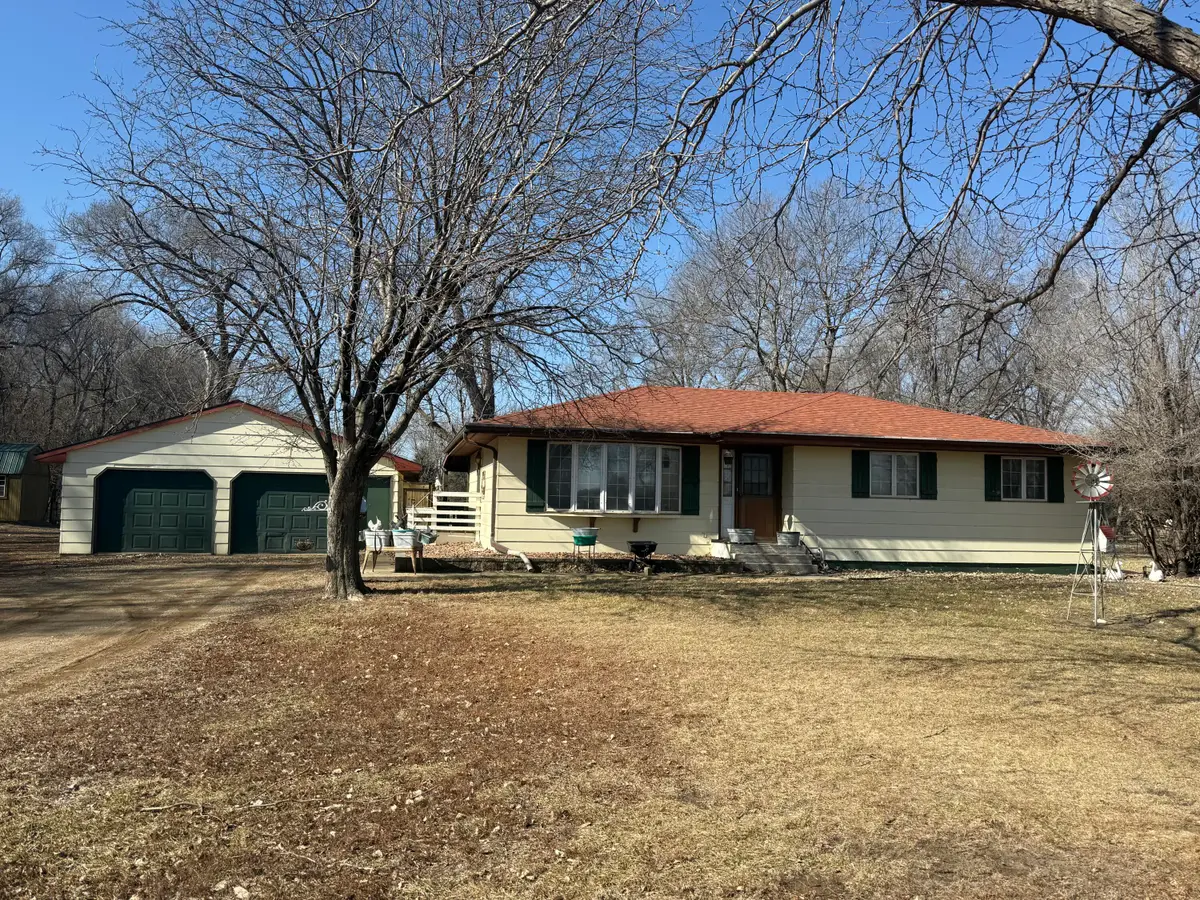 1601 N Gale Rd, Mitchell, SD 57301 - #1