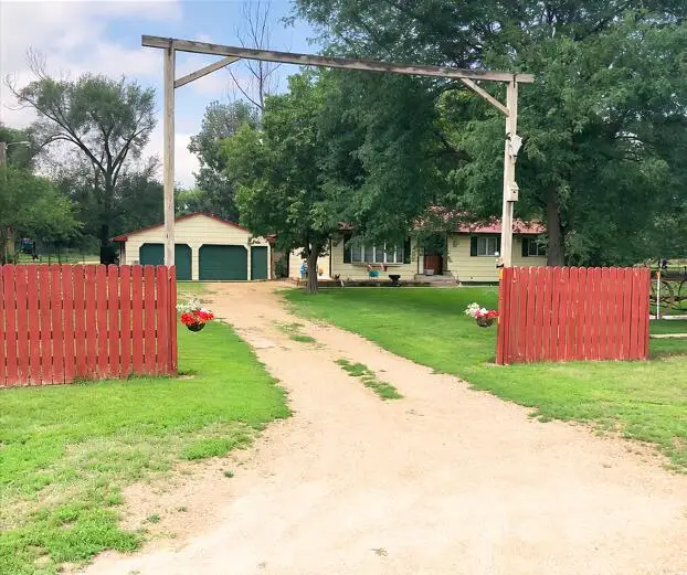 1601 N Gale Rd, Mitchell, SD 57301 - #2