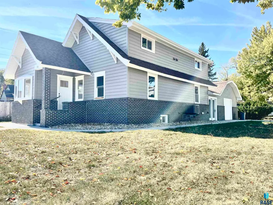 1205 S 7th Ave, Sioux Falls, SD 57105 - #2